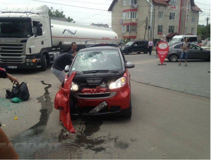 В Дурлештах после столкновения с автоцистерной перевернулся легковой автомобиль