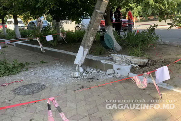 Ночью в Комрате автомобиль снес столб и знак дорожного движения