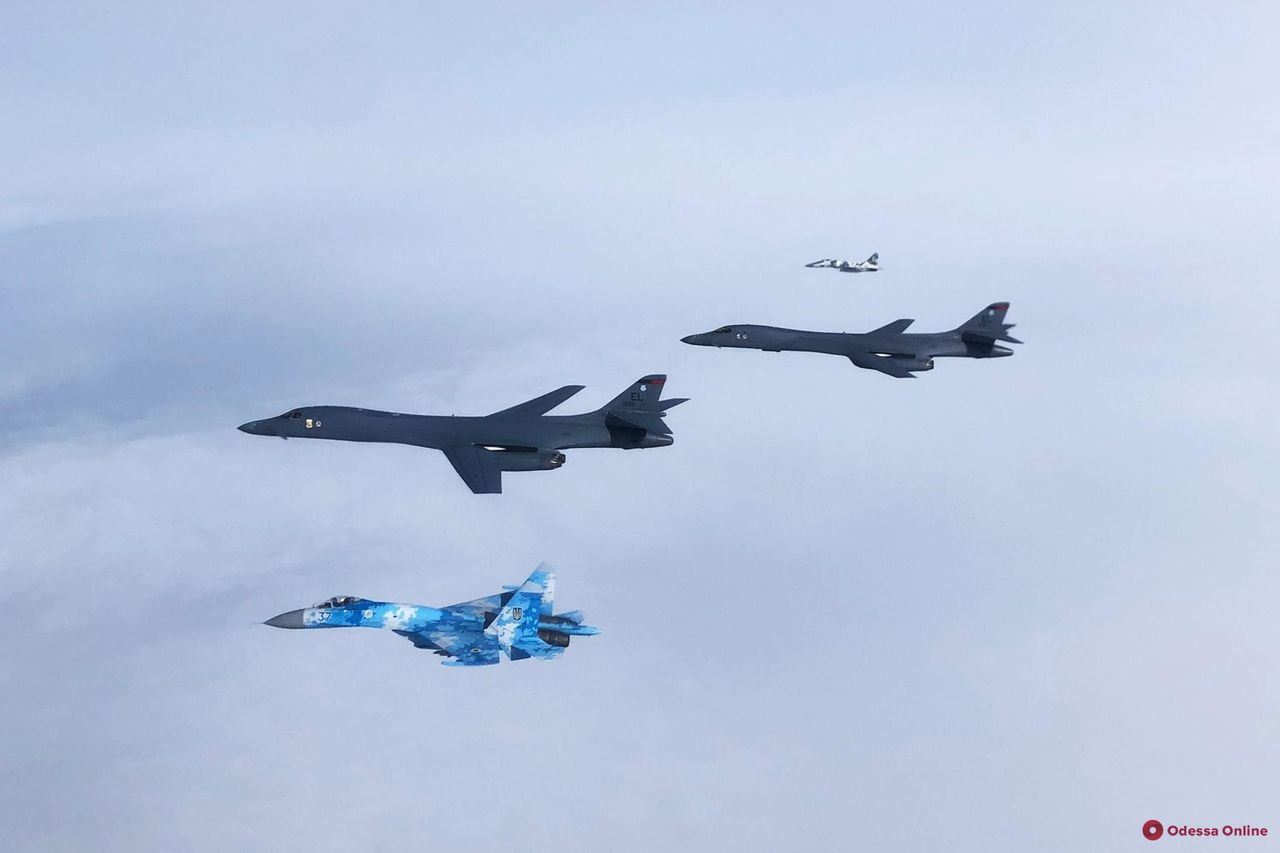 Над Одессой пролетели бомбардировщики США