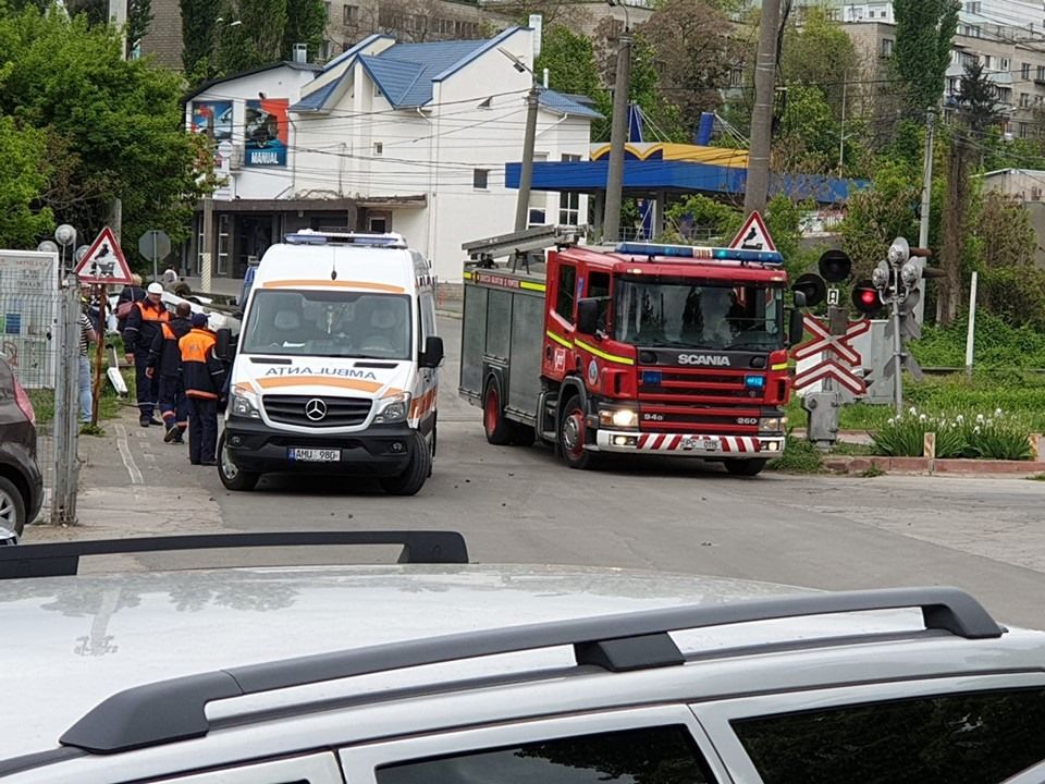 В Кишиневе столкнулись поезд и легковушка