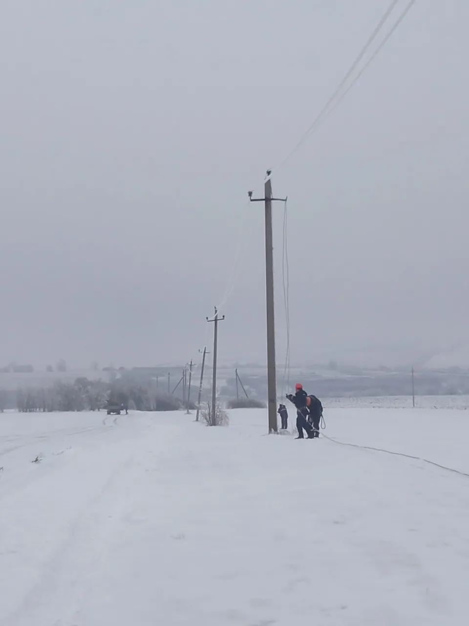 15.000 de consumatori au rămas fără curent electric în urma depunerii chiciurei