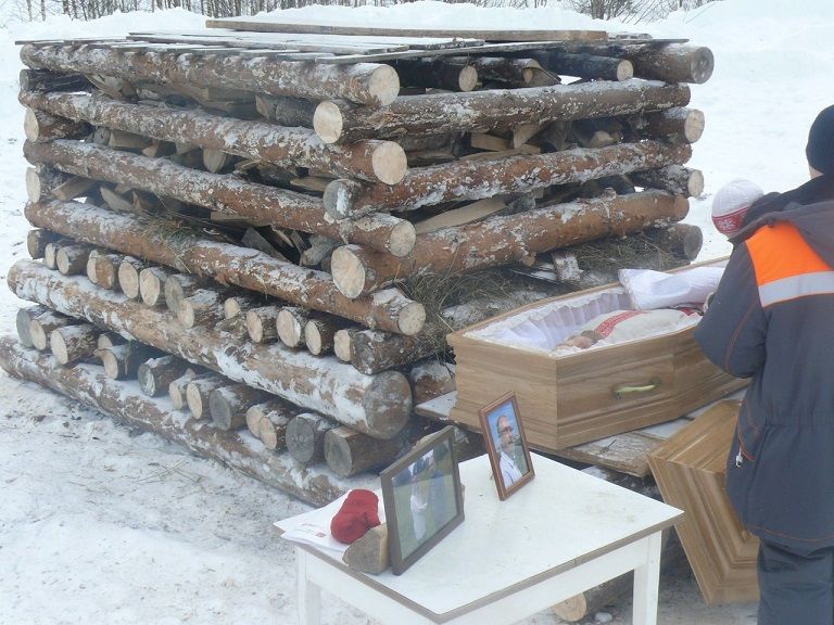 Кировские язычники сожгли умершего на погребальном костре