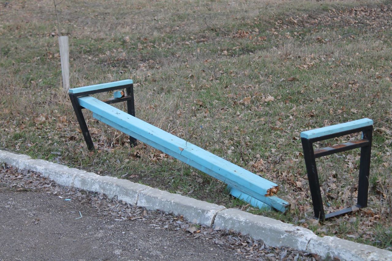 Parcul din Căușeni, vandalizat: Mai multe bănci și coșuri de gunoi, distruse