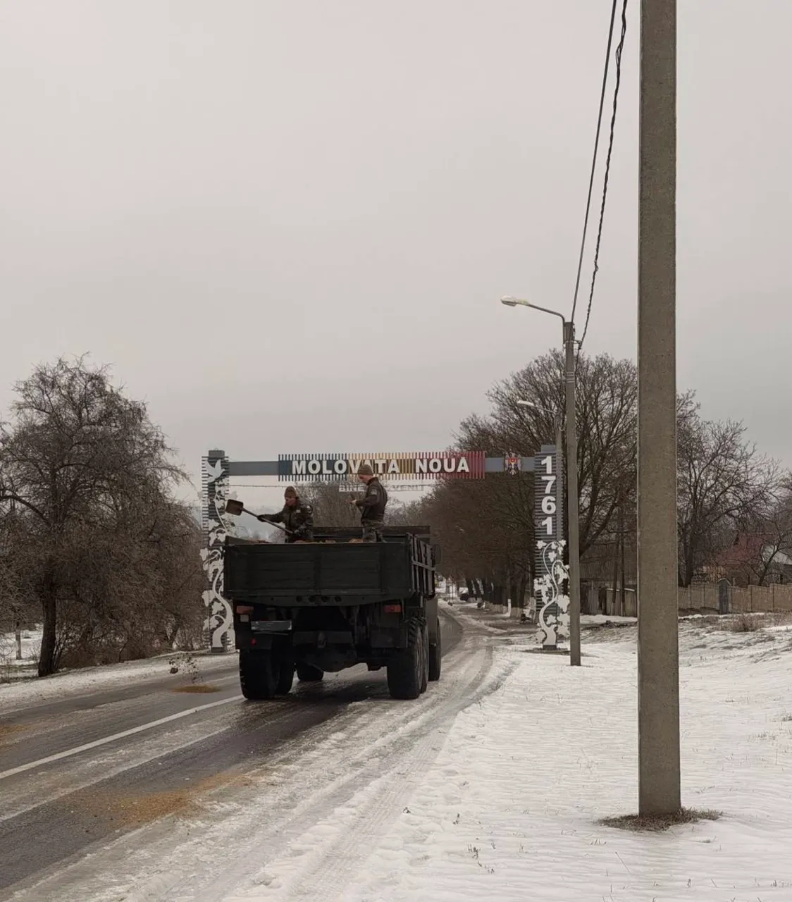 Moldova desfășoară armată și salvatori în combaterea ghețușului de pe drumuri