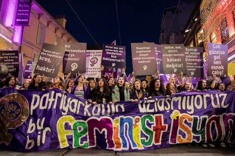 Феминистки устроили скандальный марш в Стамбуле