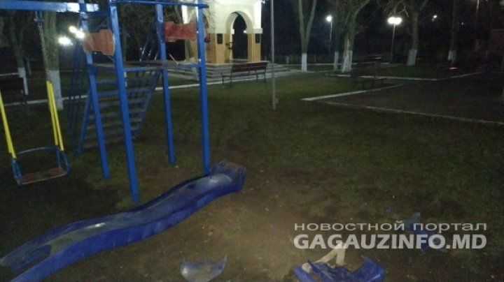 Вандалы разгромили детскую площадку в Комрате