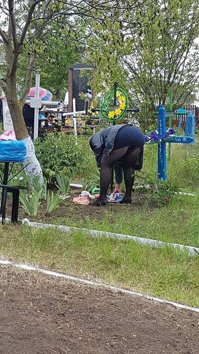 В соцсетях составили хит-парад самых нелепых нарядов в поминальные дни на кладбищах