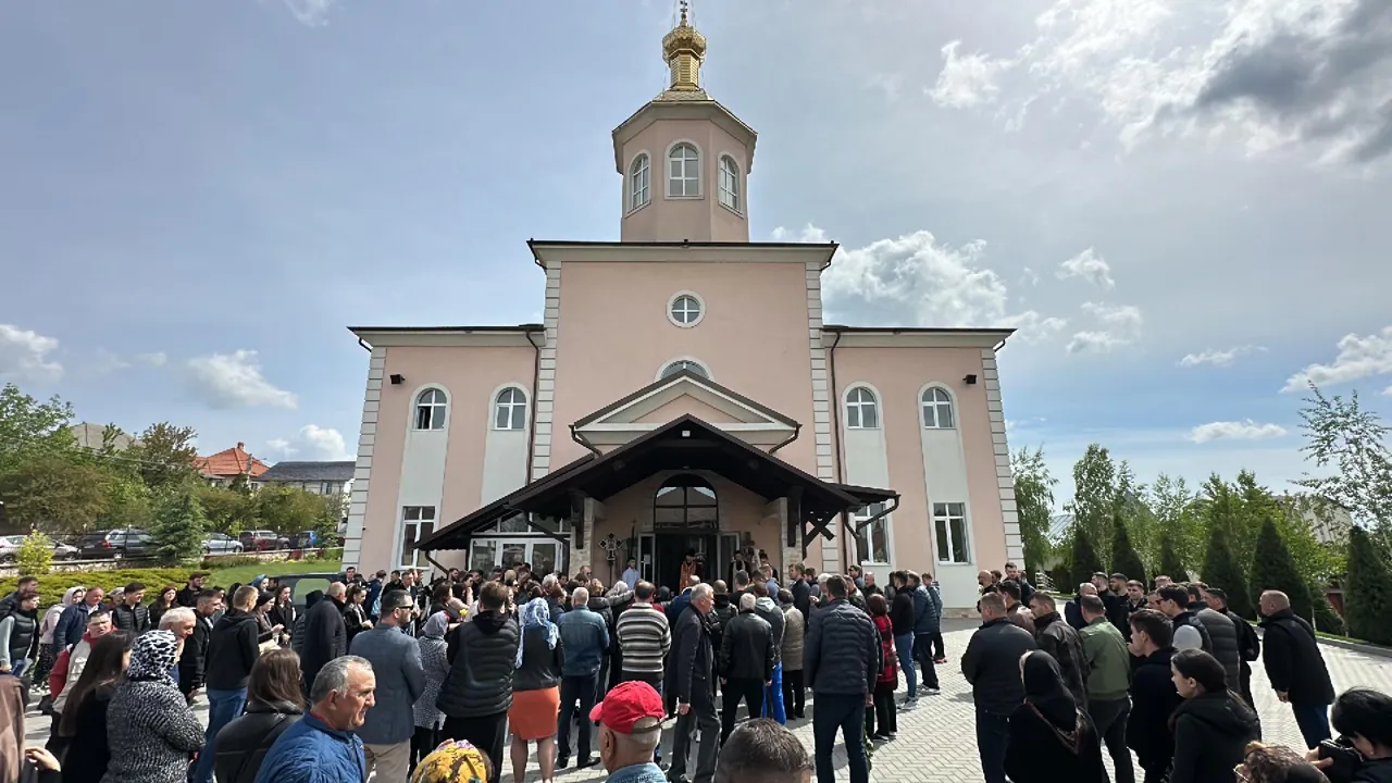 В Ставченах прощались с 23-летним парнем, умершим во время игры в футбол