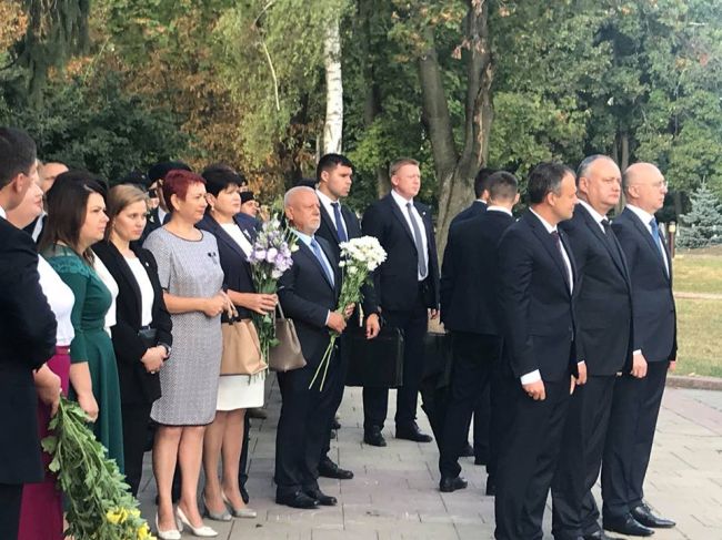 Игорь Додон, Павел Филип и Андриан Канду возложили цветы к памятнику "Скорбящей матери"