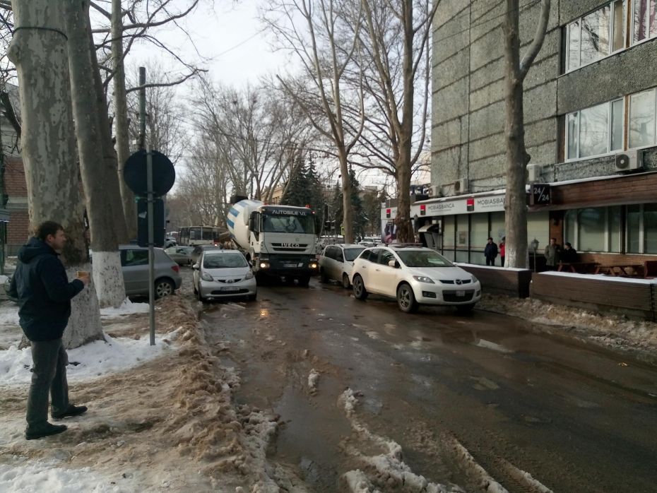 Хаотично припаркованные авто стали причиной цепной пробки в самом центре столицы