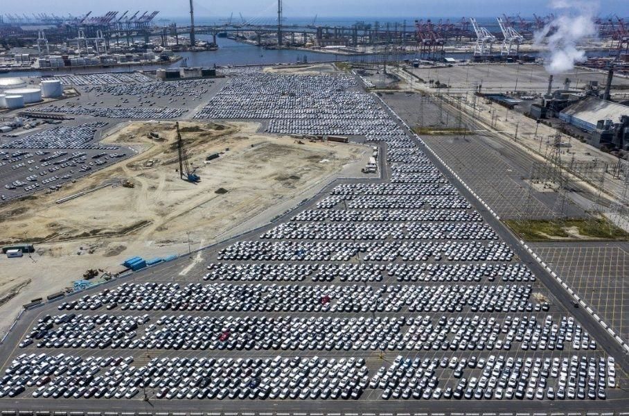 Невостребованные автомобили Toyota свозят на стадионы