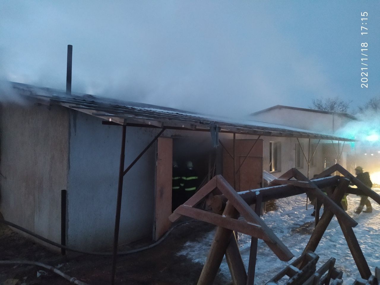 В Новоаненском районе загорелся склад древесины