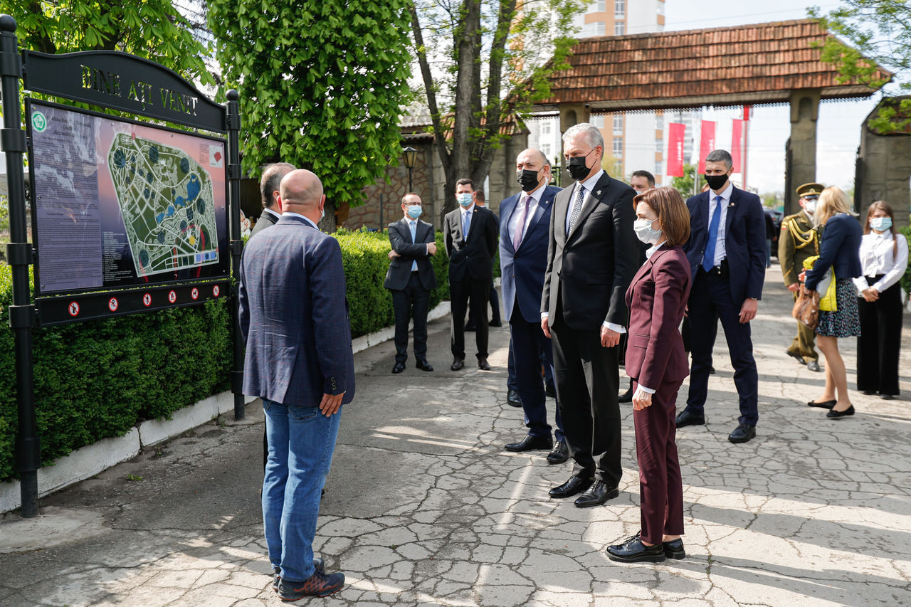 Санду с президентом Литвы посадили березу в Ботаническом саду