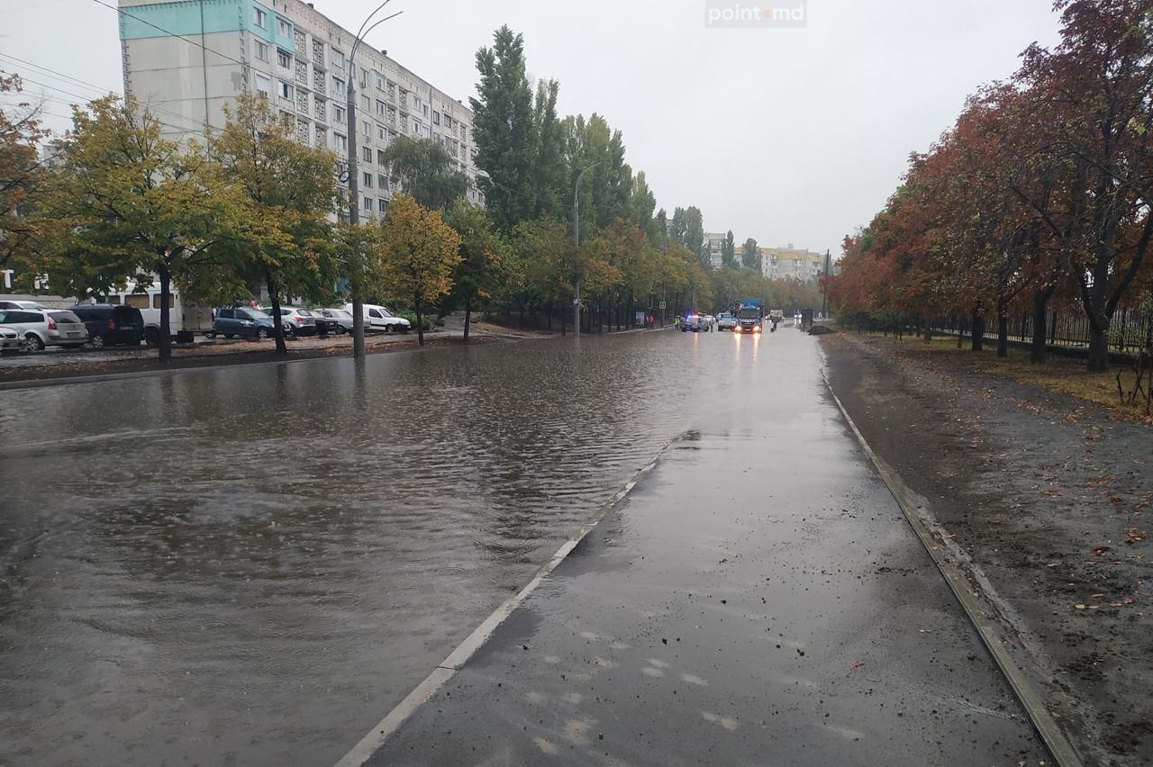 На Рышкановке ливневая канализация не справляется с потоком воды
