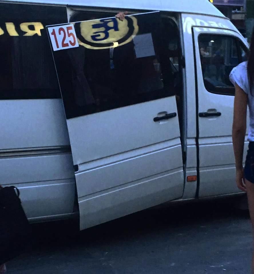 Ușa unui microbuz a căzut în timp ce acesta transporta pasageri