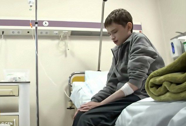 Из-за редкой болезни 25-летний поляк стал похож на ребенка
