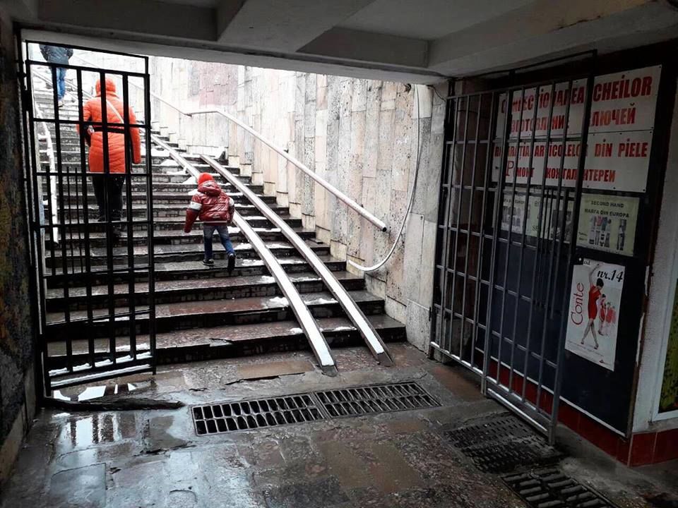 Porțile de la pasajul subteran din sectorul Buiucani, demontate