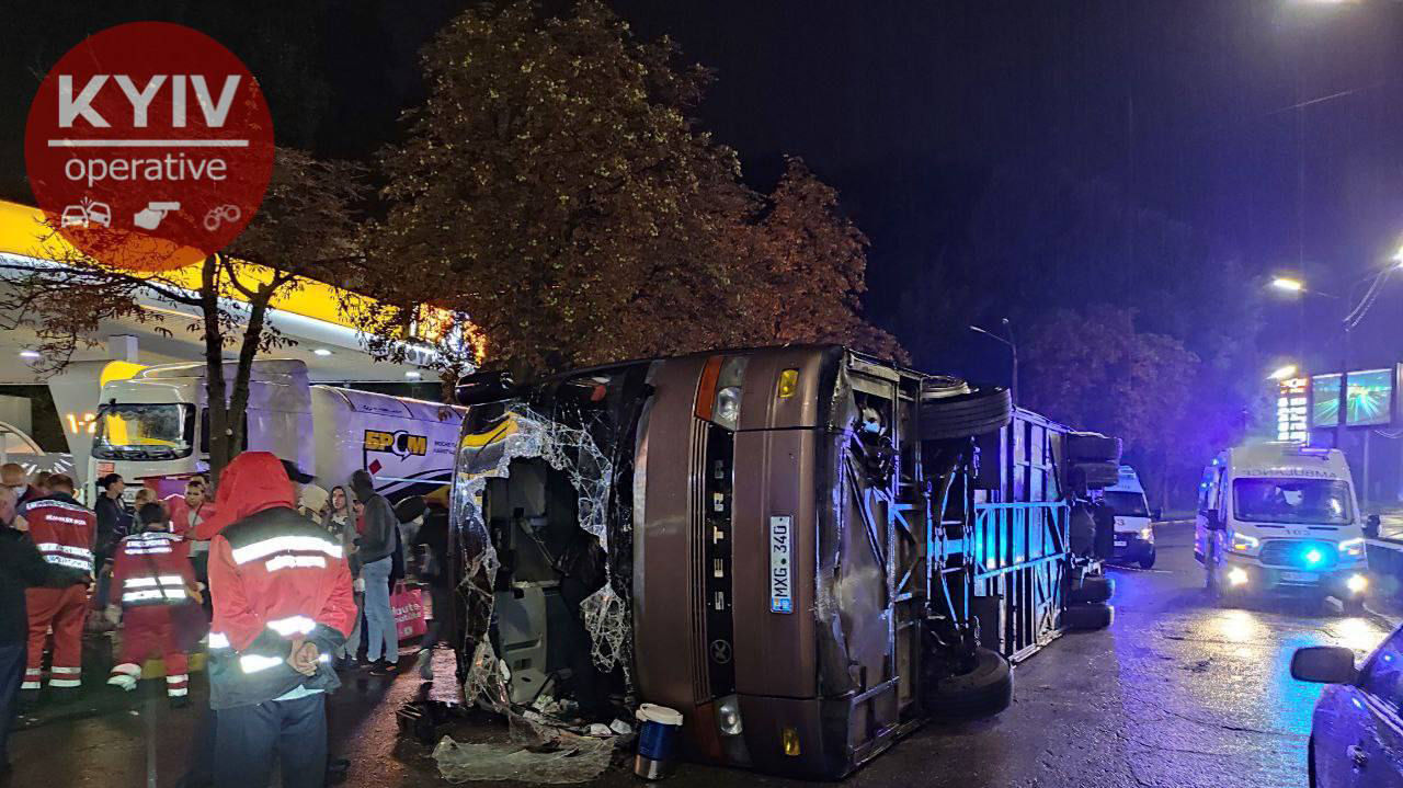 В Киеве перевернулся автобус Кишинев - Москва: пострадали 18 человек