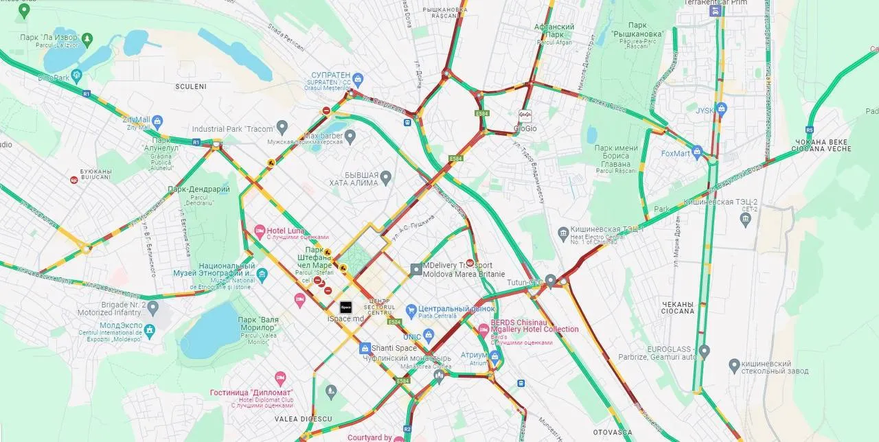 В столице пробки: общественный транспорт ходит с опозданием