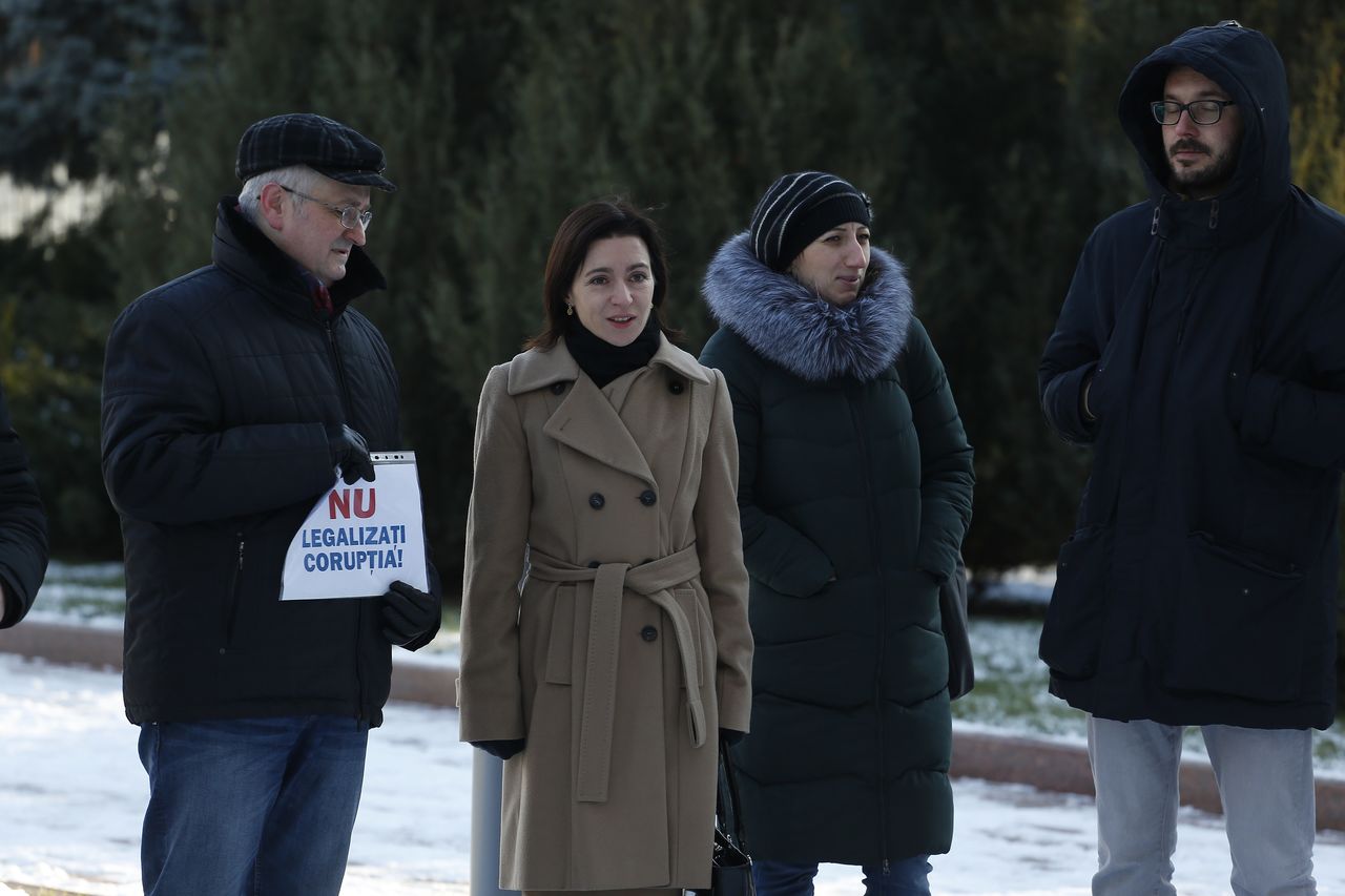 Майя Санду участвовала в акции протеста у парламента
