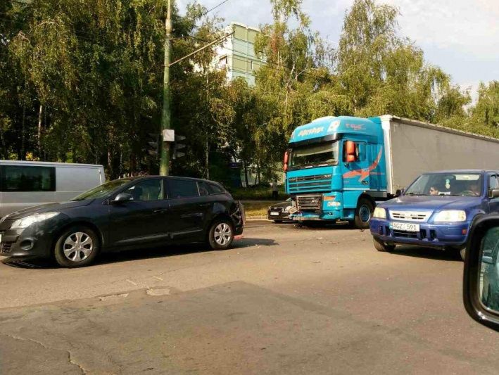 Mașină făcută zob, după ce a oprit la o trecere de pietoni