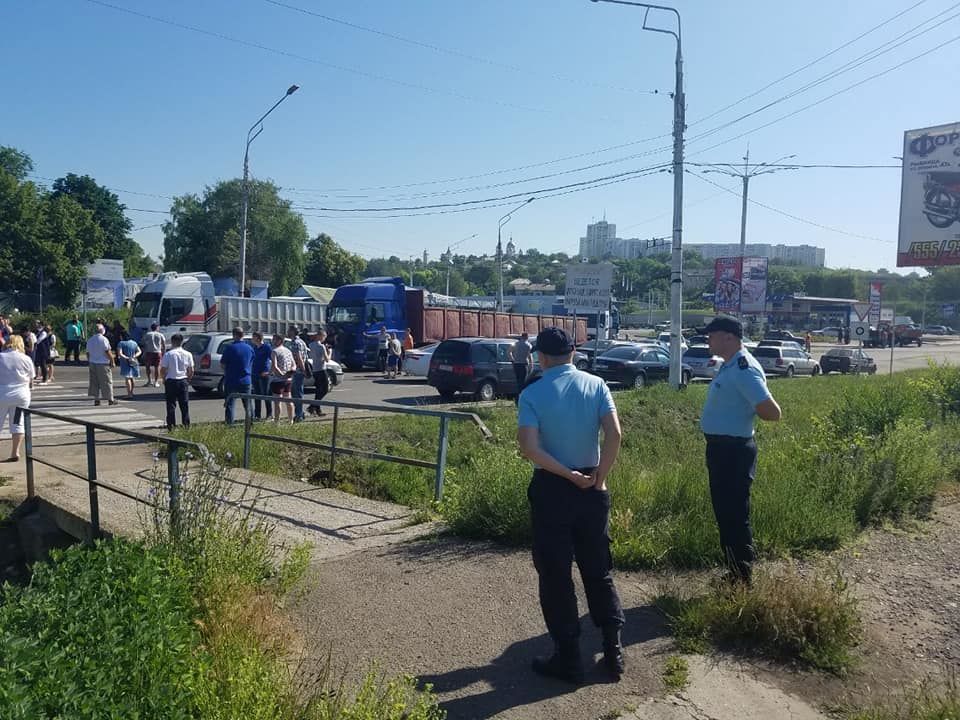 Жители Рыбницы перекрыли въезд на мост через Днестр из-за отмены пропусков