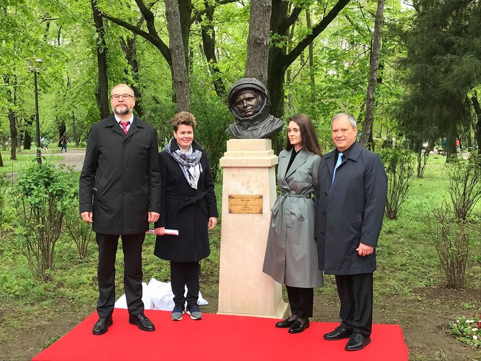 Памятник Гагарину открыт в главном парке Бухареста