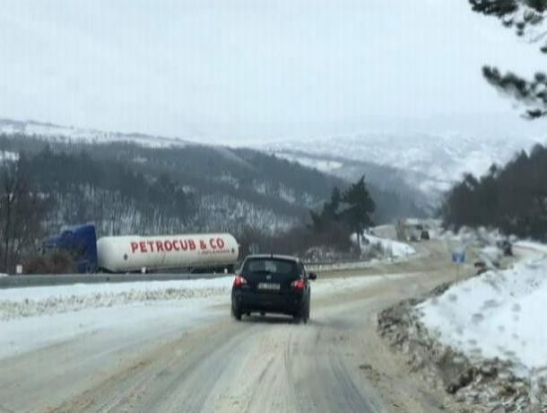 Под Кишинёвом опасно перевернулся бензовоз, существует вероятность сильного взрыва