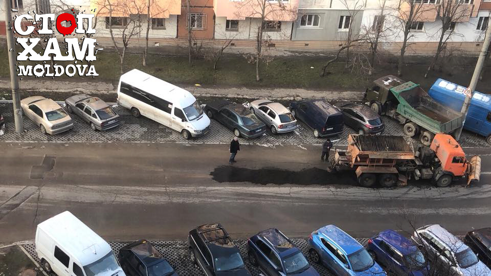 В Кишиневе коммунальщики безалаберно заасфальтировали опасный участок дороги