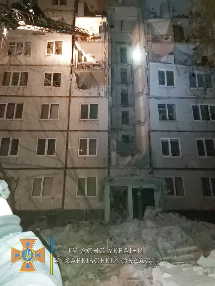 В Харькове обстреляли многоэтажку: погибла женщина