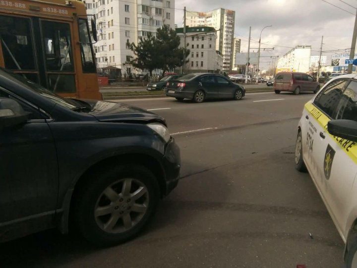 Maşină de poliţie implicată în accident. Şoferii au versiuni diferite