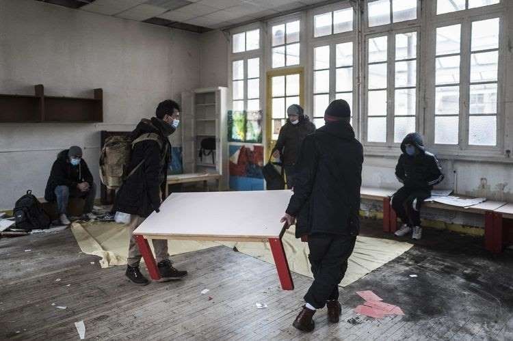 Около 300 мигрантов захватили детсад в Париже, требуя укрытия от холода