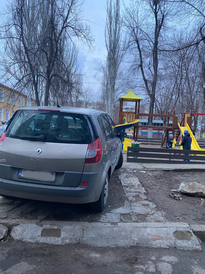 В столице водитель представился полицейским и припарковался на детской площадке