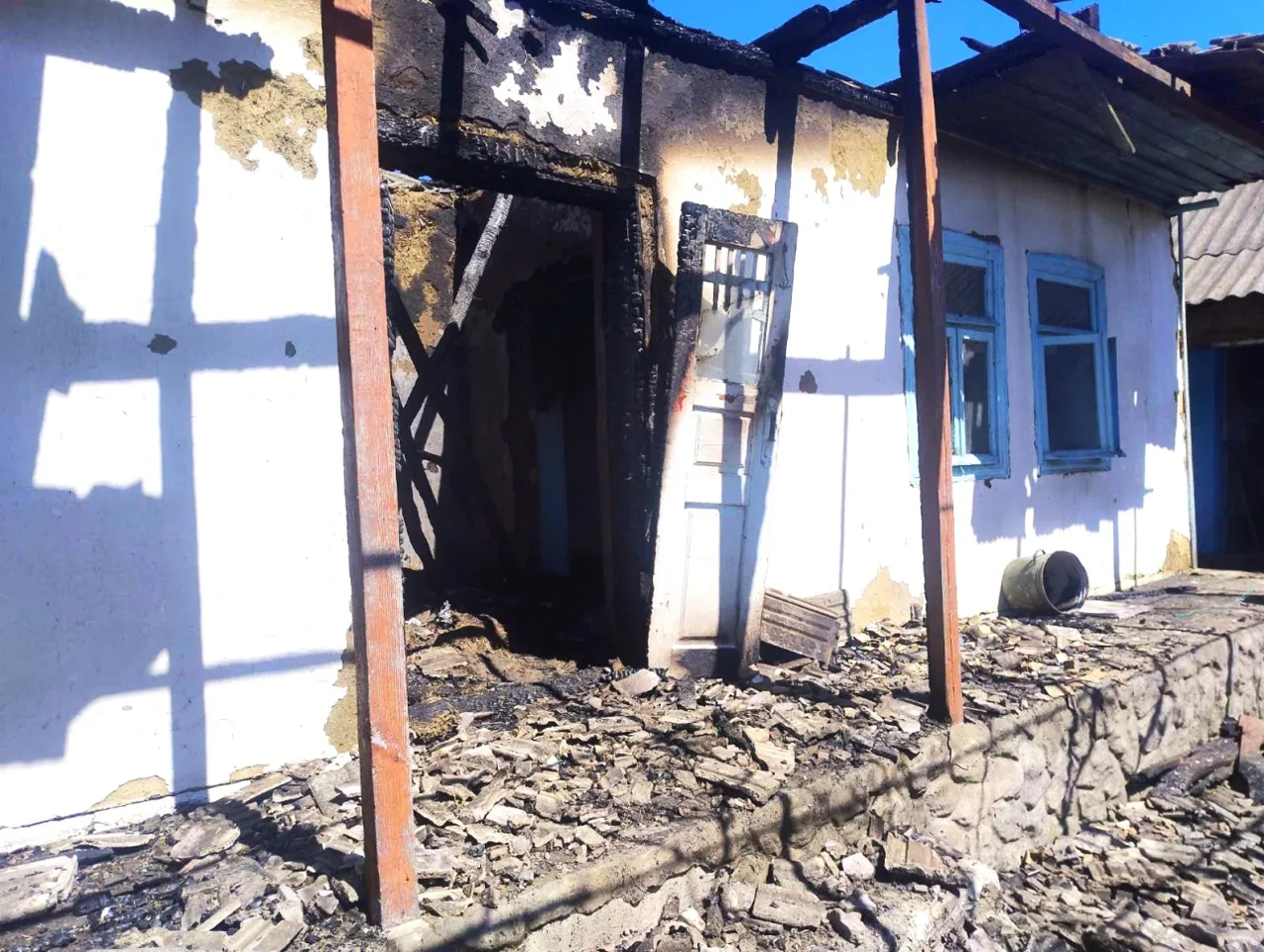 В селе Резены огонь полностью уничтожил дом: пострадал 63-летний хозяин