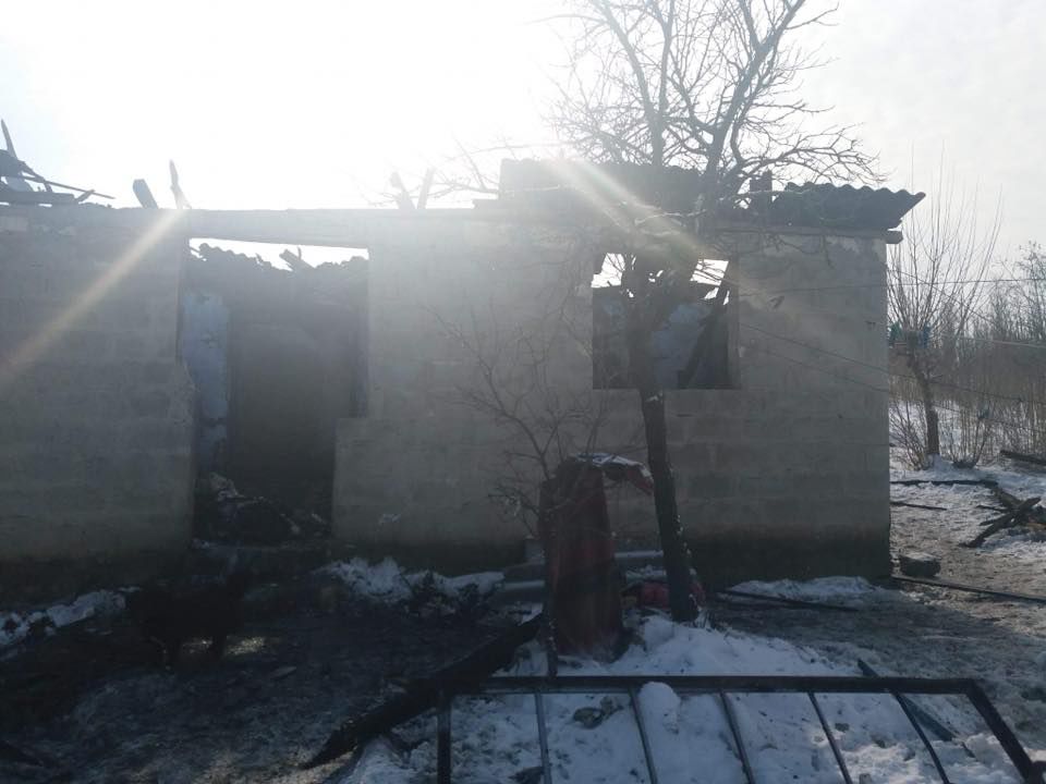 O familie din Hănășenii Noi a rămas pe drumuri, după ce un incendiu puternic le-a făcut casa scrum