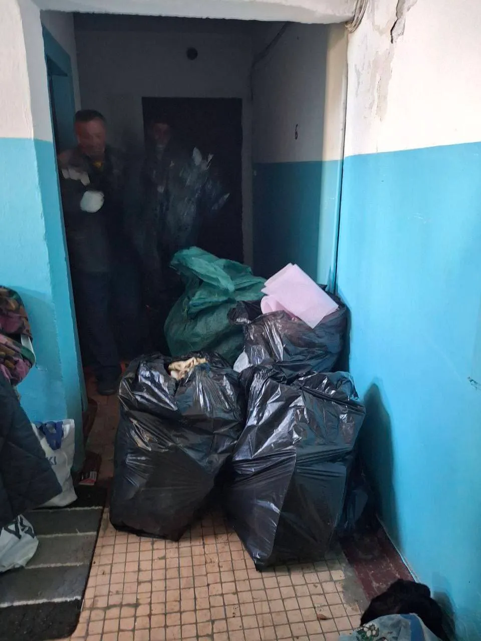 Un apartament din Chișinău, curățat de autorități după sesizările vecinilor