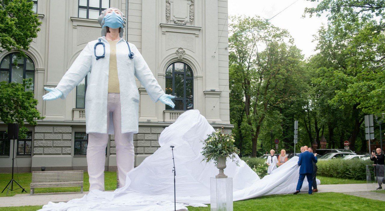 В Риге открыли шестиметровую скульптуру «Медики - миру»