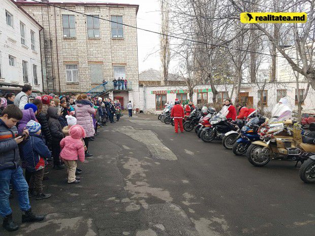 Байкеры Деды Морозы навестили с подарками столичную гимназию-интернат №3