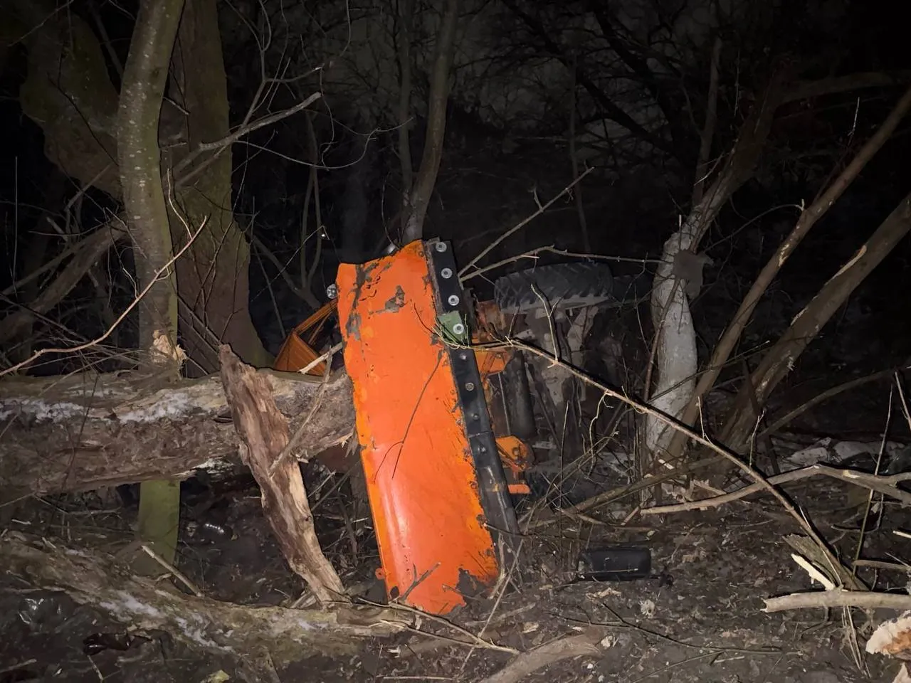 В Оргеевском районе спецавтомобиль съехал в кювет из-за гололёда: есть пострадавшие