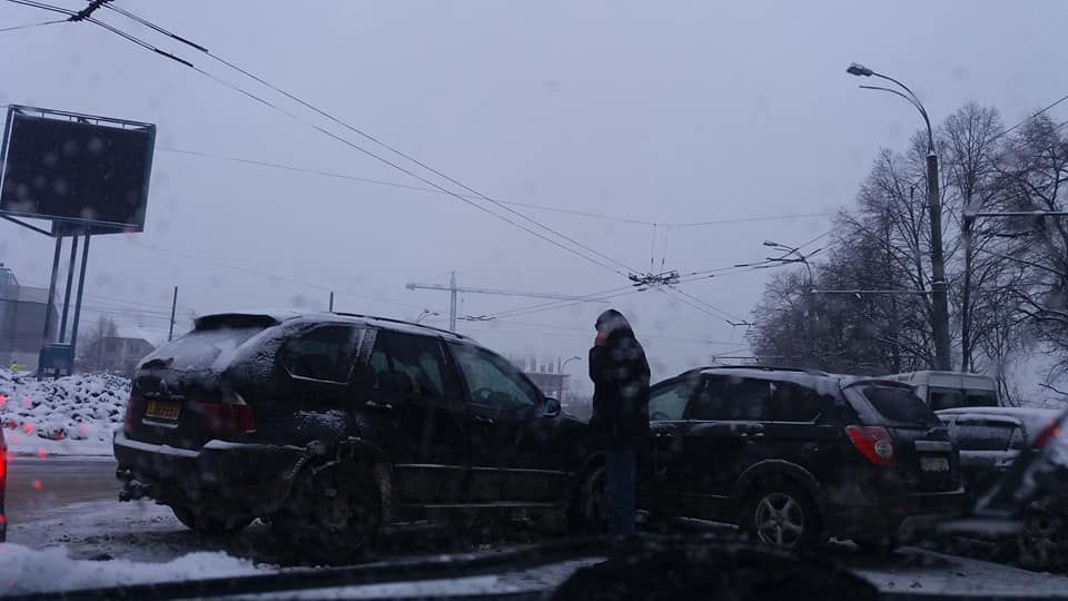 Carambol în sectorul Râşcani. S-au ciocnit trei maşini