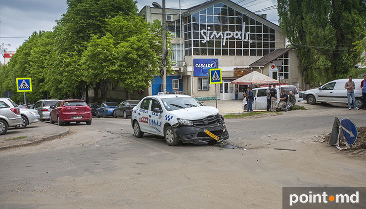 На Буюканах произошло ДТП с участием машины такси