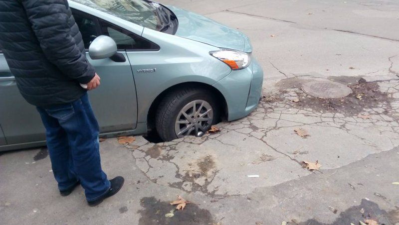 В центре столицы водитель угодил колесом в яму