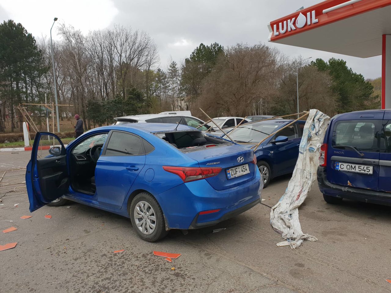В Кишиневе ветер сорвал крышу с автозаправки и повредил автомобили