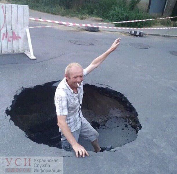 В Одессе посреди дороги появился провал глубиной полтора метра
