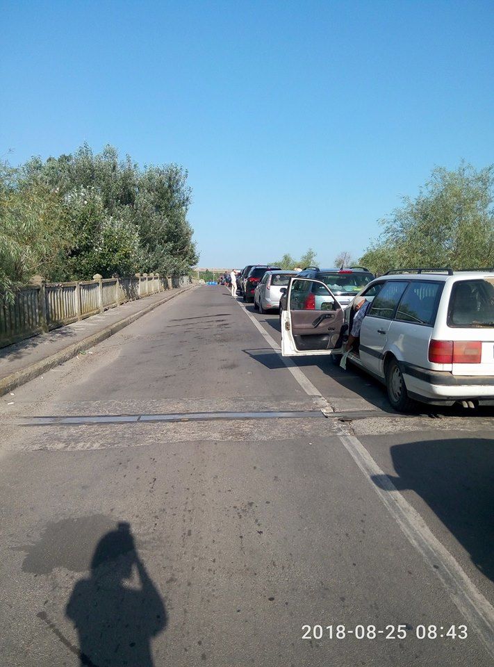 Многокилометровые очереди наблюдаются на всех КПП страны