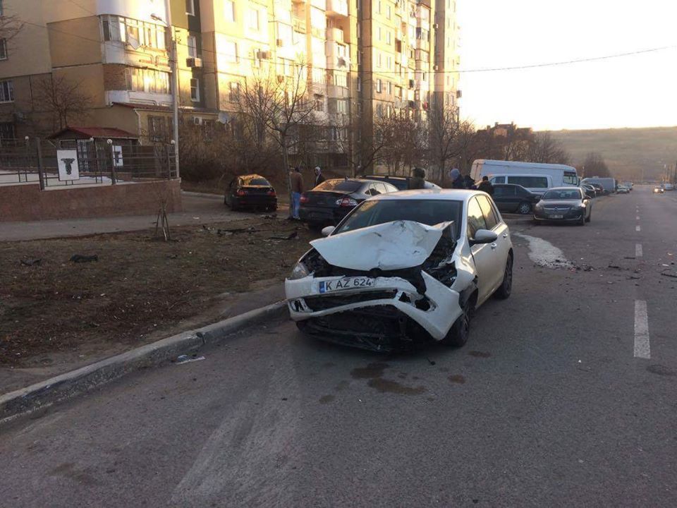 На Чеканах лихач на BMW протаранил несколько автомобилей