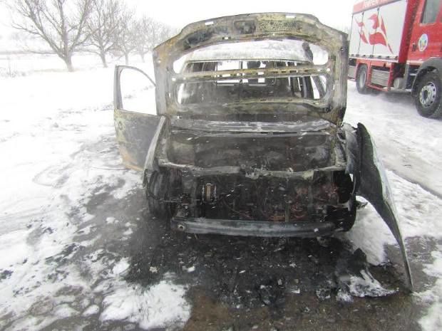 O mașină a fost cuprinsă de flăcări în urma unei defecțiuni tehnice