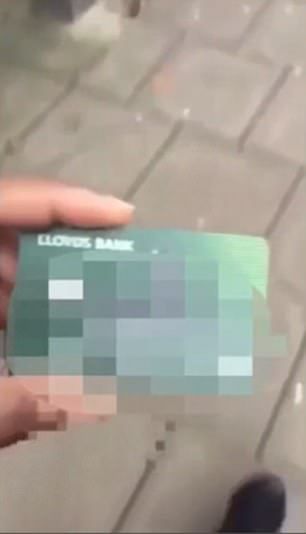 Девушка нашла на улице кредитку и устроила онлайн-трансляцию своего шопинга