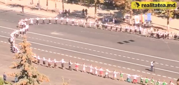 Moldovenii au dansat „hora neamului” pe conturul hărții Republicii Moldova