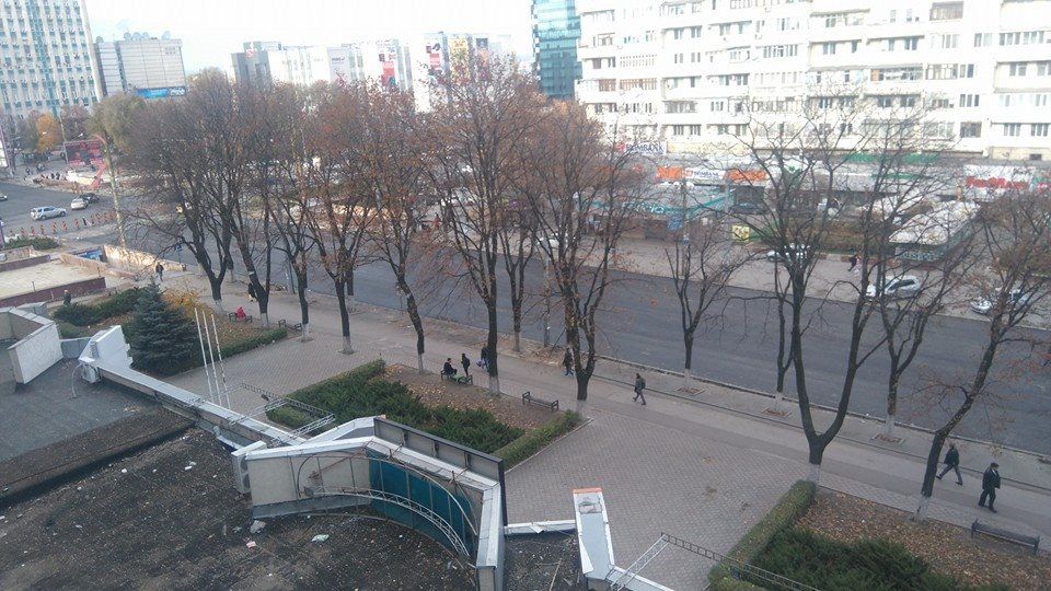 Город стоит в пробках, но закрытый участок дороги  без техники и рабочих